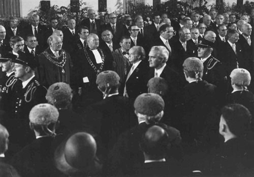 Photograph of President Erskine Childers, leaving Dublin Castle with a guard of honour on the occasion of his inauguration as President of Ireland, 25 June 1973. 