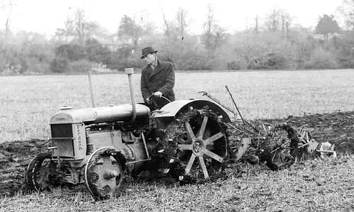 Photograph dated 31 December 1942, illustrating ploughing in the grounds of ras an Uachtarin during the Second World War. 